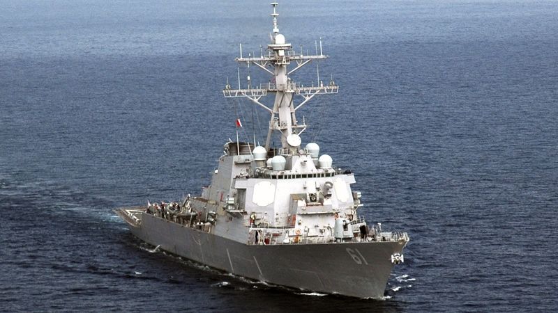 Torpédoborec USS Ramage se střelami Tomahawk s plochou dráhou letu je jednou z amerických lodí ve Středozemním moři.