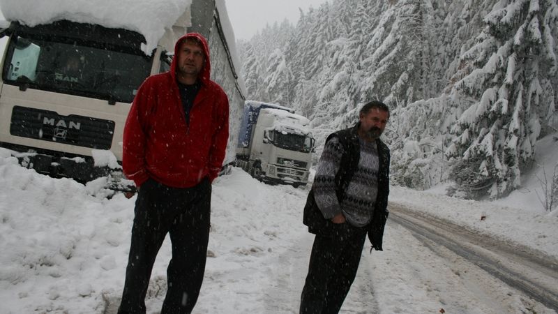 Řidiči, jejichž kamiony uvěznil na Valašsku sníh.