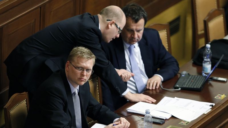 Pavel Bělobrádek a vzadu Bohuslav Sobotka s Janem Mládkem na jednání Sněmovny
