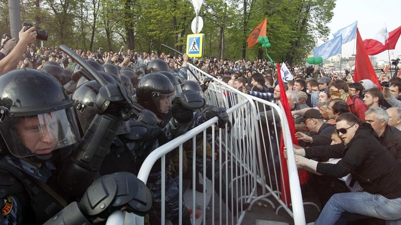 Pořádková policie ve střetu s demonstranty

