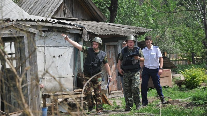 Ruští vyšetřovatelé v ruském Doněcku, kam dopadly granáty vypálené z Ukrajiny. 