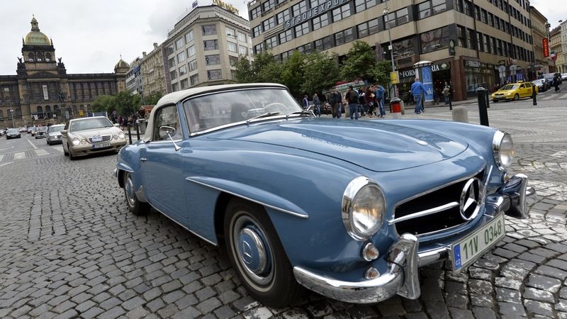 Jízdou elegance historických vozidel centrem Prahy vyvrcholilo 25. května třídenní setkání, jímž Mercedes-Benz klub ČR oslavil 50 let existence.