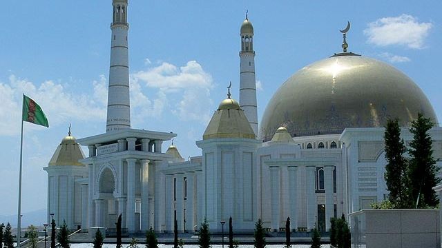 Kromě Brány do pekla stojí v Turkmenistánu rozhodně za vidění hlavní město Ašchabad.