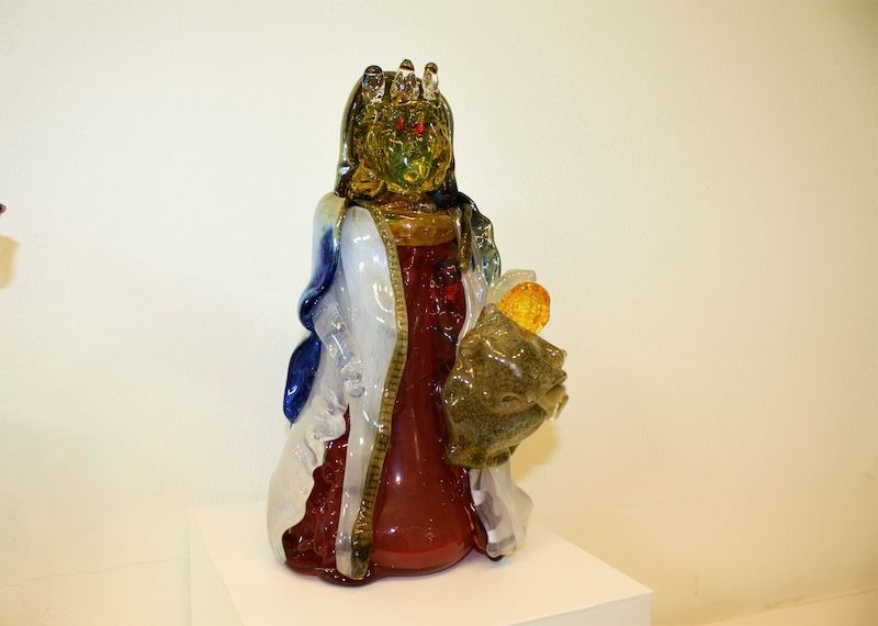 Soška Panny Marie Klatovské ze skla s křišťálovou korunou a rudými kapkami na čele v bílém hermelínu. V rukou madonky nechybí ani soška Ježíška.
