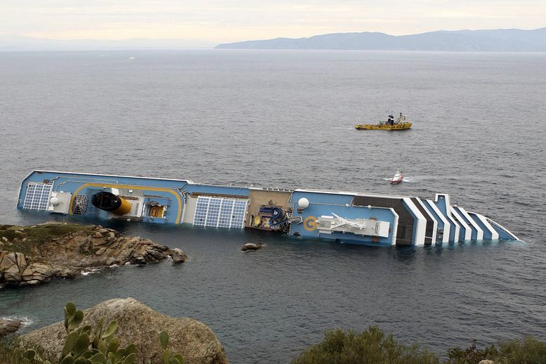 Převrácená Costa Concordia u italského ostrova Giglio