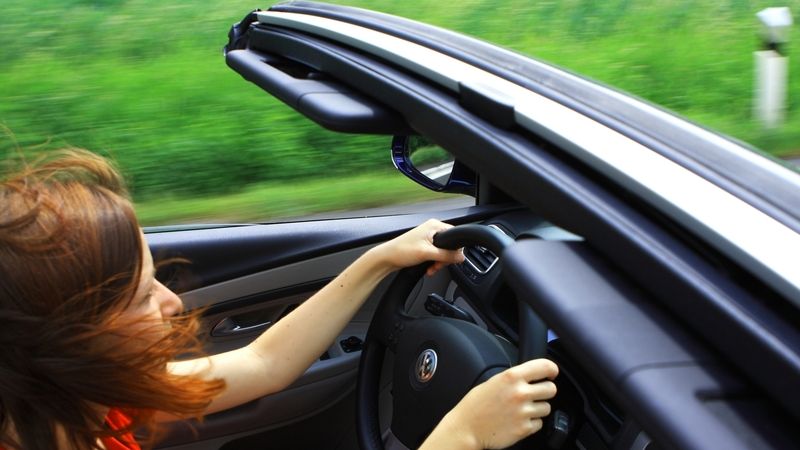 Ženy řídí dobře, méně bourají a pokud sedí za volantem, umírá méně lidí.