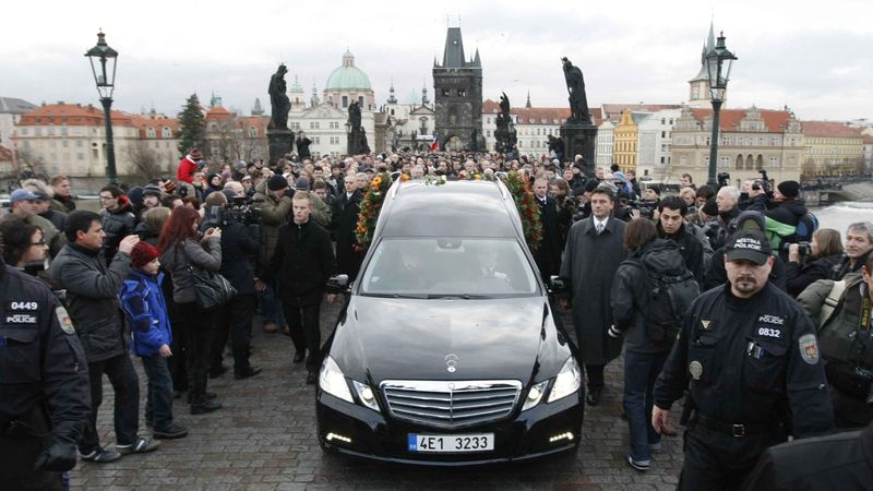 Vůz s ostatky Václava Havla projíždí přes Karlův most. 