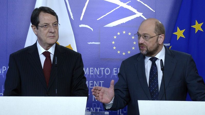 Kyperský prezident Nicos Anastasiades (vlevo) a předseda Evropského parlamentu Martin Schulz