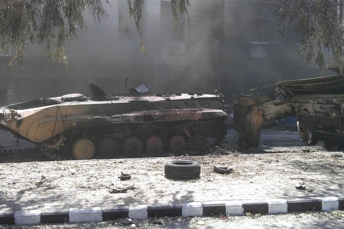 Vyhořelý obrněný transportér v Damašku