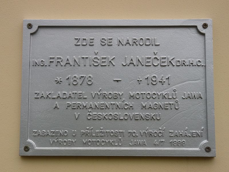 Pamětní deska na rodném domě Františka Janečka, zakladatele firmy JAWA.