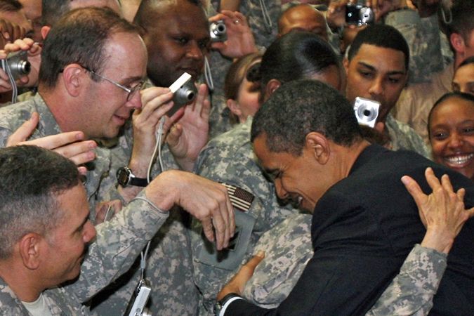 Americký prezident Barack Obama se zdraví s vojáky v Iráku.