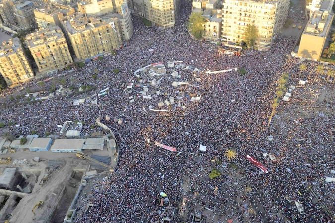 Náměstí Tahrír v Káhiře je plné demonstrantů.