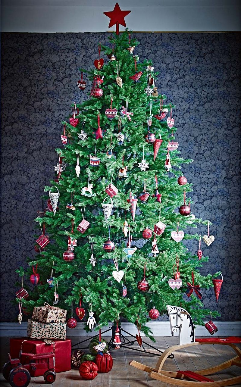 Nic nenahradí živý vánoční stromek, který krásně voní jehličím. Ozdobit ho můžeme tradičně: starobylý houpací kůň, ptáček, medvídek, kostkovaná srdíčka a hvězdy nás vrátí do dětství. 