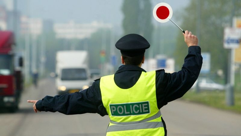Policisté by za většinu přestupků spojených s problematický registrem měli řidičům pouze domlouvat. 