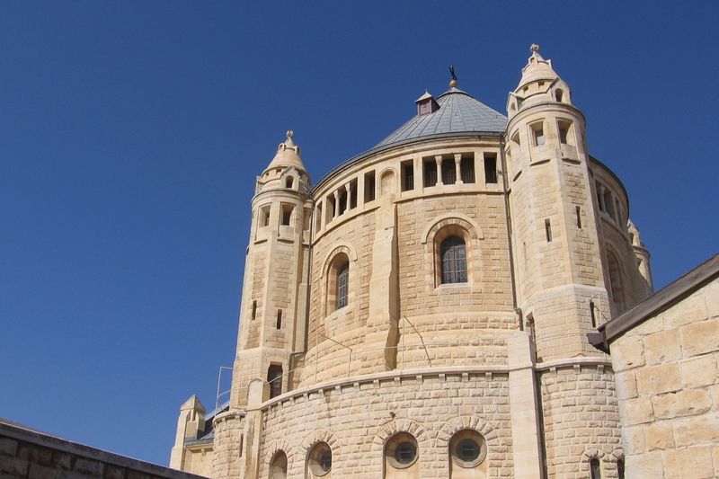 Kostel Nanebevzetí Panny Marie na hoře Sion v Jeruzalémě. Kromě kostela se zde nachází místnost poslední večeře Ježíše před ukřižováním ahrob krále Davida 