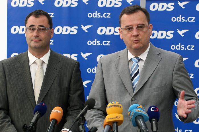 Předseda ODS Petr Nečas s poslancem za stejnou stranu Borisem Šťastným. 