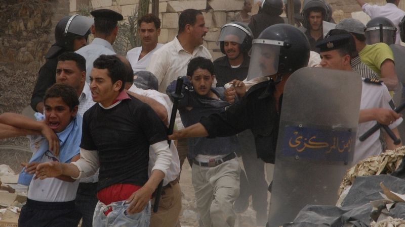 Bezpečnostní složky zasahují proti Koptům protestujícím v Káhiře proti masovému vybíjení prasat v Egyptě.