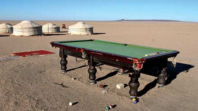 Kulečník v Mongolsku: Kdo prohraje, ten dnes vymetá písek z jurty.