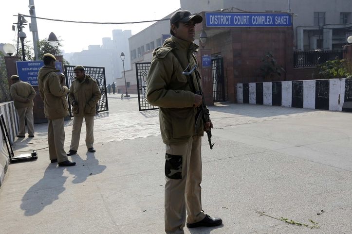 Policisté střeží soud v Dillí