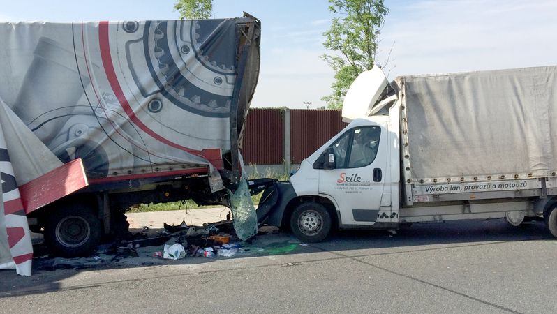 Havárii tří kamiónů nepřežili dva lidé.