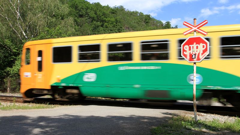 Za záhadu na trati z Nového Města na Moravě do Tišnova mohl spoj dvou kolejí