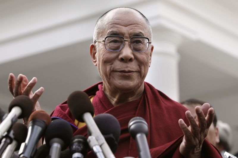 Dalajlama hovoří k médiím po setkání s Barackem Obamou. 
