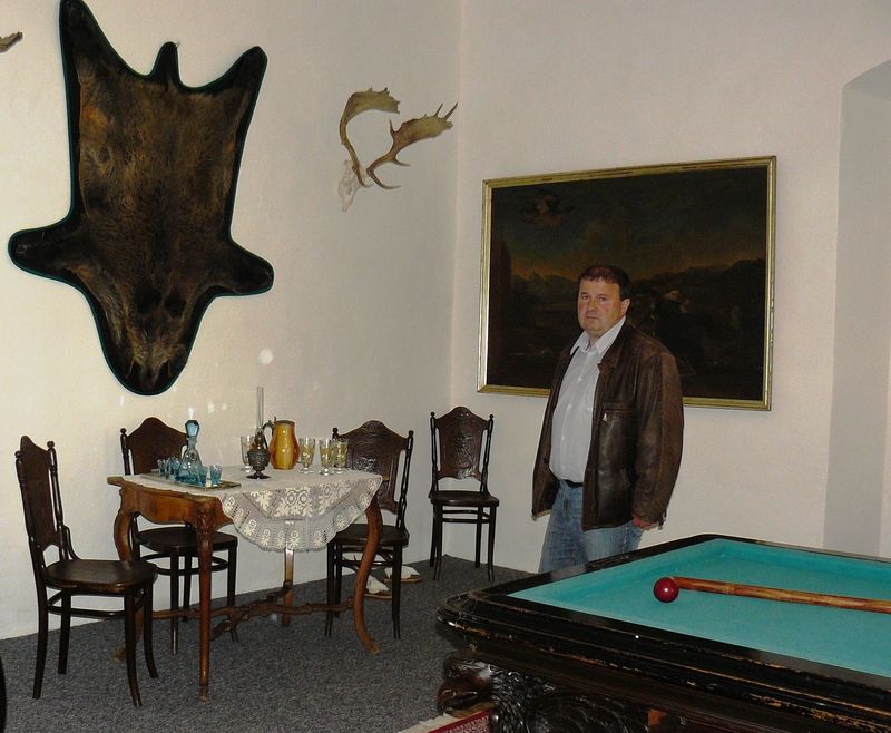 Starosta Slezských Rudoltic Mojmír Pargač ukazuje nově zařízený pánský lovecký salón na zámku