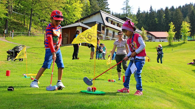 Děti si mohou v neděli vyzkoušet golf také se speciálními lehkými dětskými holemi.