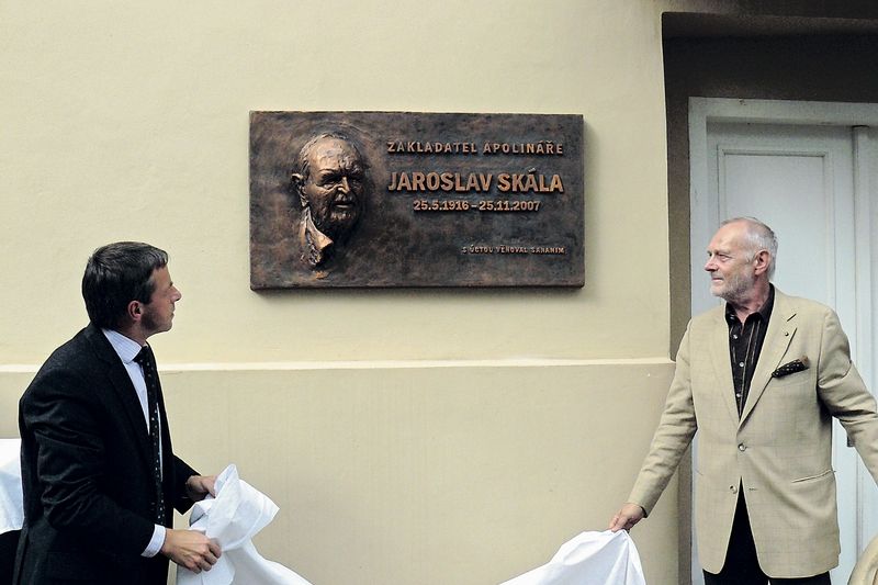 Bustu a pamětní desku odhalili včera primátor Pavel Bém (vlevo) a Skálův žák Kamil Kalina. 