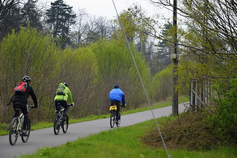 Cyklisté vyjíždějí z Valašského Meziříčí směrem na Osek nad Bečvou.
