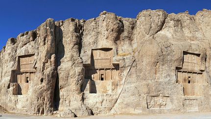 Vytesané skalní hrobky perských velkokrálů působí velkolepě