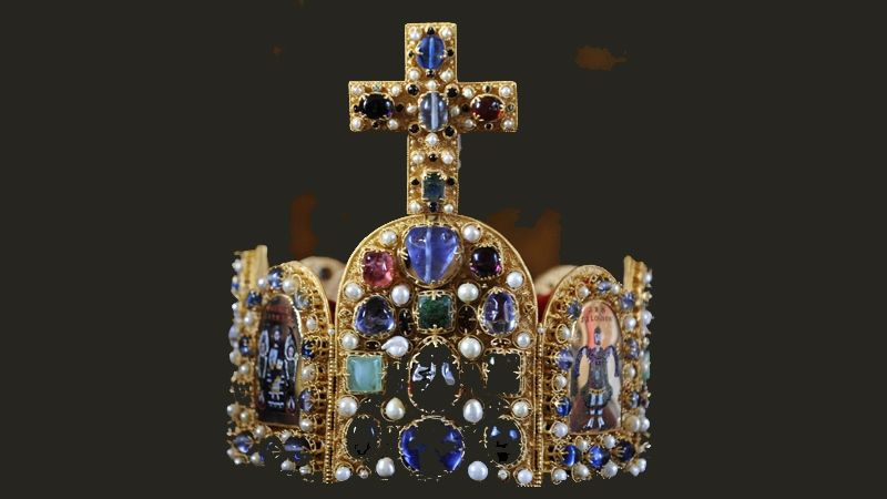 Kopie Císařské koruny od šperkaře Jiřího Urbana bude uložena na hradě Karlštejně do srpna.