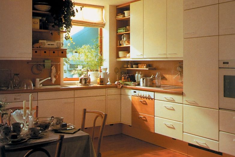 Kompaktní kuchyně sestavená z převážně uzavřených skříněk s dostatečnou plochou pracovní desky a jednotlivými zónami. 