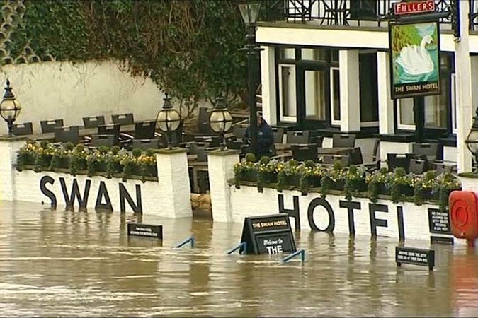 BEZ KOMENTÁŘE: Anglii sužují povodně