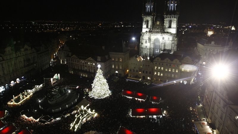 Na Staroměstském náměstí v Praze byl slavnostně rozsvícen vánoční strom