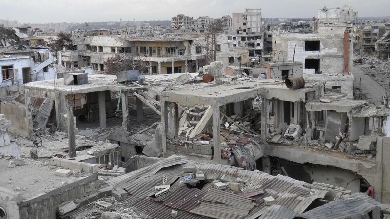 Poničená čtvrť Homsu ovládaná vzbouřenci 