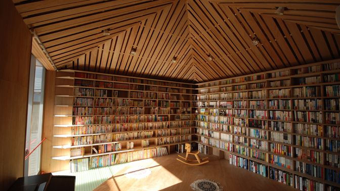 Architektonicky zajímavý prostor knihovny.