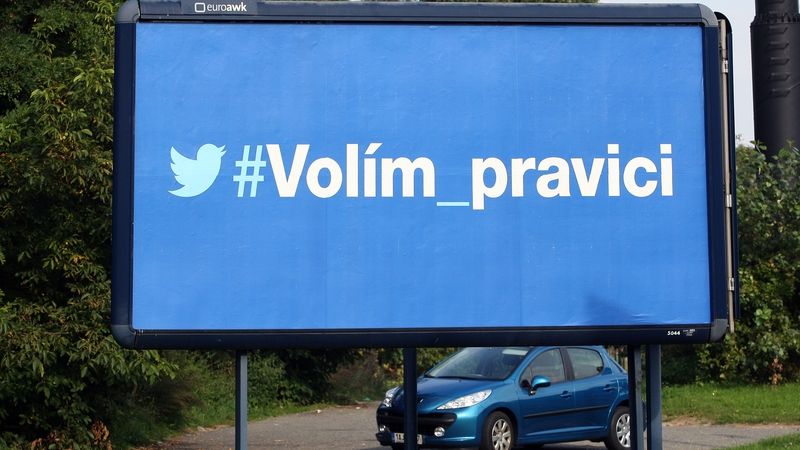 Předvolební billboard ODS. Strana sází na modrou barvu.