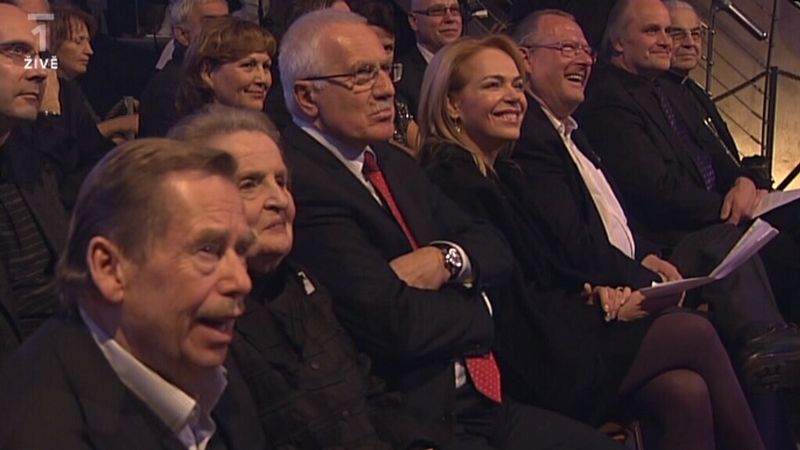 Zleva: Václav Havel, Madeleine Albrightová, Václav Klaus, Dagmar Havlová a další hosté.