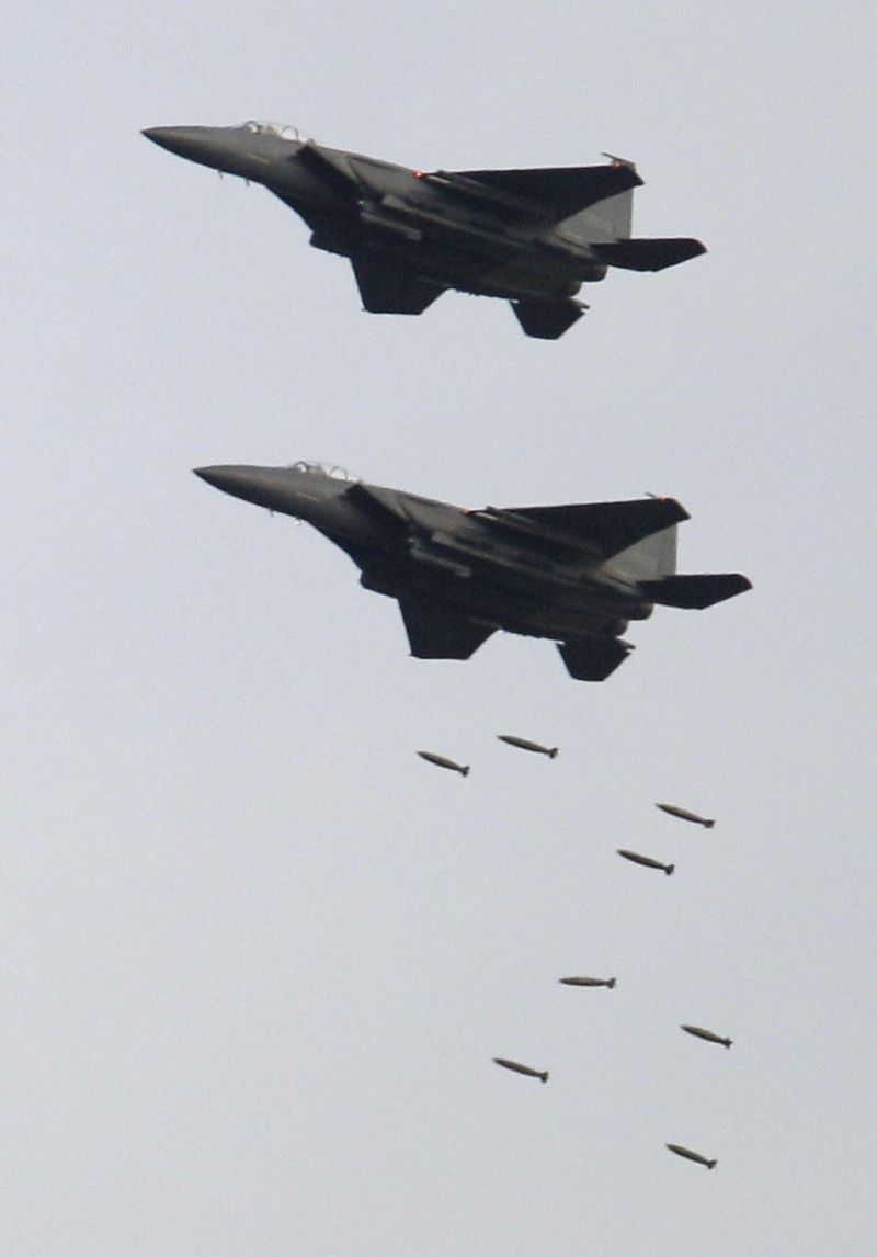 Bojové letouny F-15K během cvičení