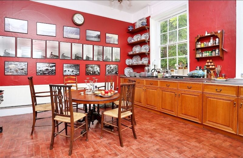 Spodní velká kuchyň má stěny vymalované živou červenou barvou.