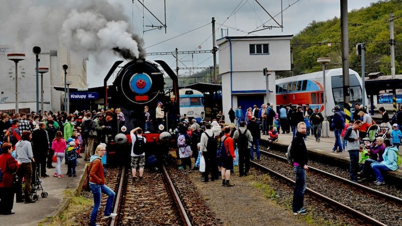 Každoroční příjezd nostalgického Parního expresu Svatý Jiří do Kralup vždy očekávají stovky nadšených železničních fandů a jejich ratolestí.