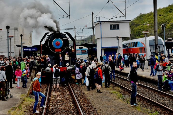 Každoroční příjezd nostalgického Parního expresu Svatý Jiří do Kralup vždy očekávají stovky nadšených železničních fandů a jejich ratolestí.