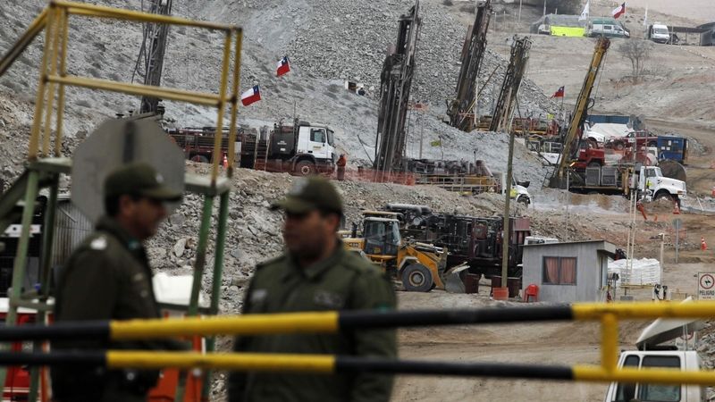 Důl Copiago v Chile, kde je v hloubce 700 metrů uvězněno 33 havířů.