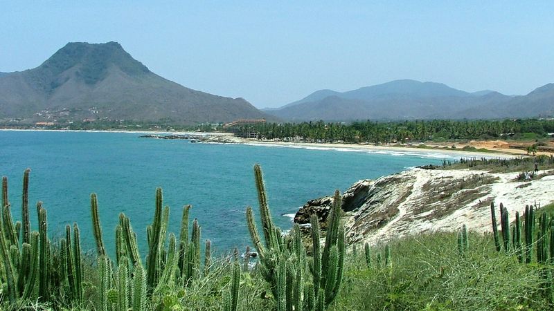 Na ostrově se snoubí tropická vegetace a kaktusy a bílým pískem.
