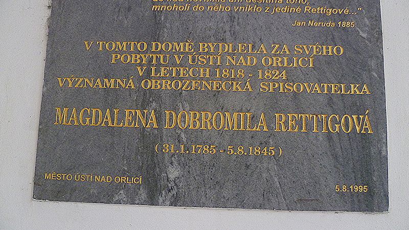 Pamětní deska v podloubí domu připomínající pobyt M.D.Rettigové, se nachází v rohu horní části Mírového náměstí v centru města.