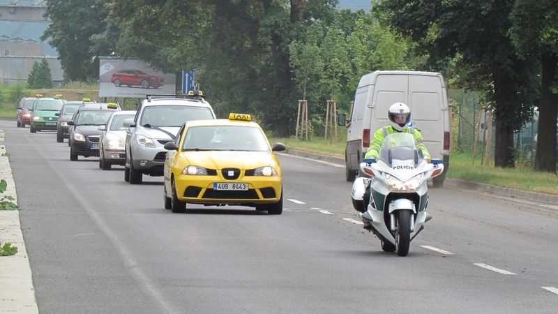 Kolona taxíků v Ústí uctila smrt zemřelé ženy