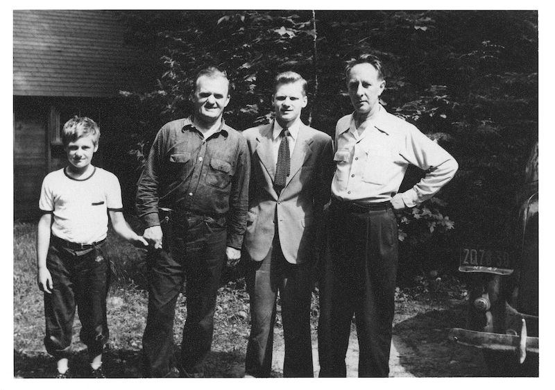 Bohuslav Martinů a Frankem Rybkou a dvěma jeho syny Borisem a F.Jamesem (zleva), Keene Valley 1947.