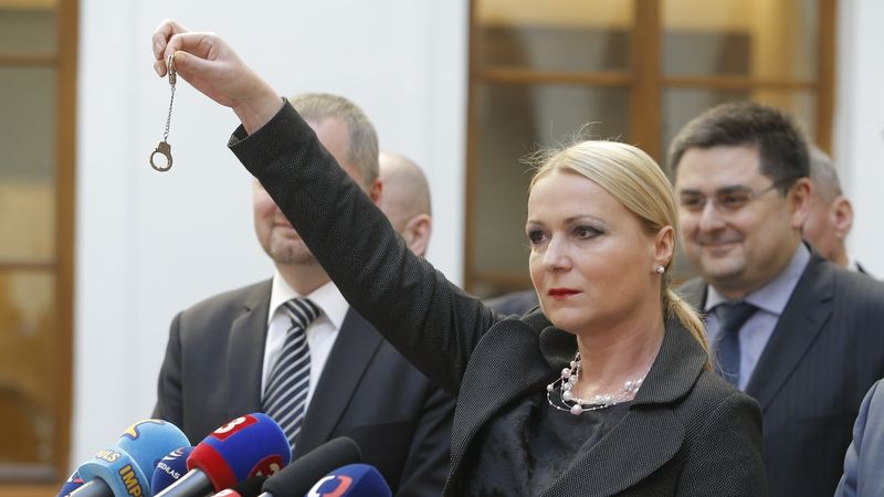 Poslankyně ODS Jana Černochová ukazuje malá pouta na protest proti stíhání Petra Nečase.