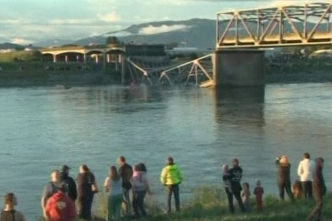 BEZ KOMENTÁŘE: V Seattlu se zřítil most i s auty do řeky